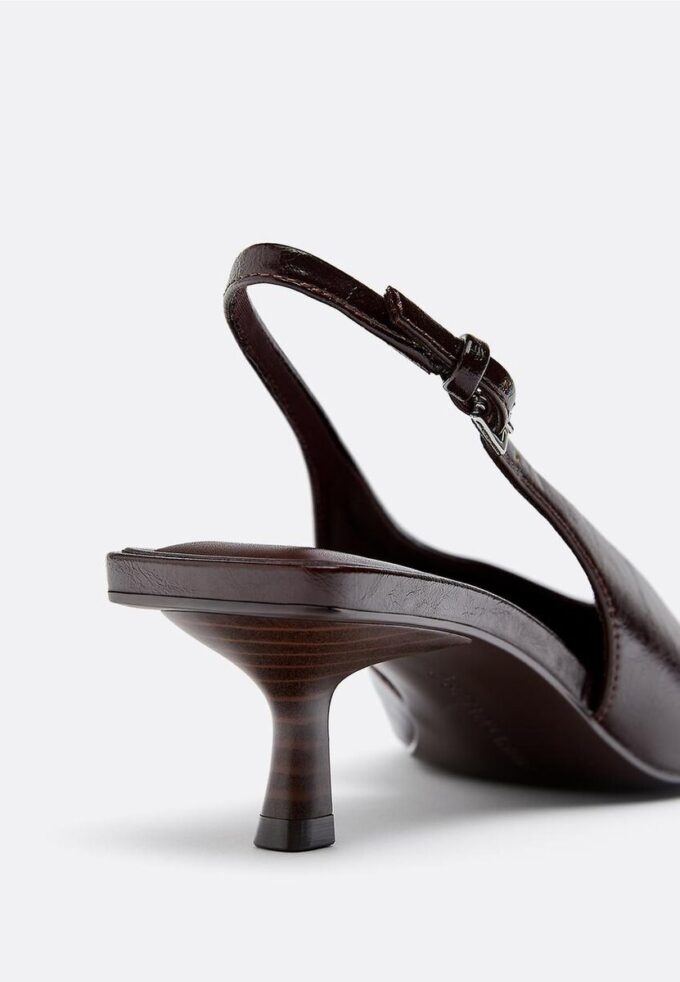 Schoenen met V-hals en kittenhakken