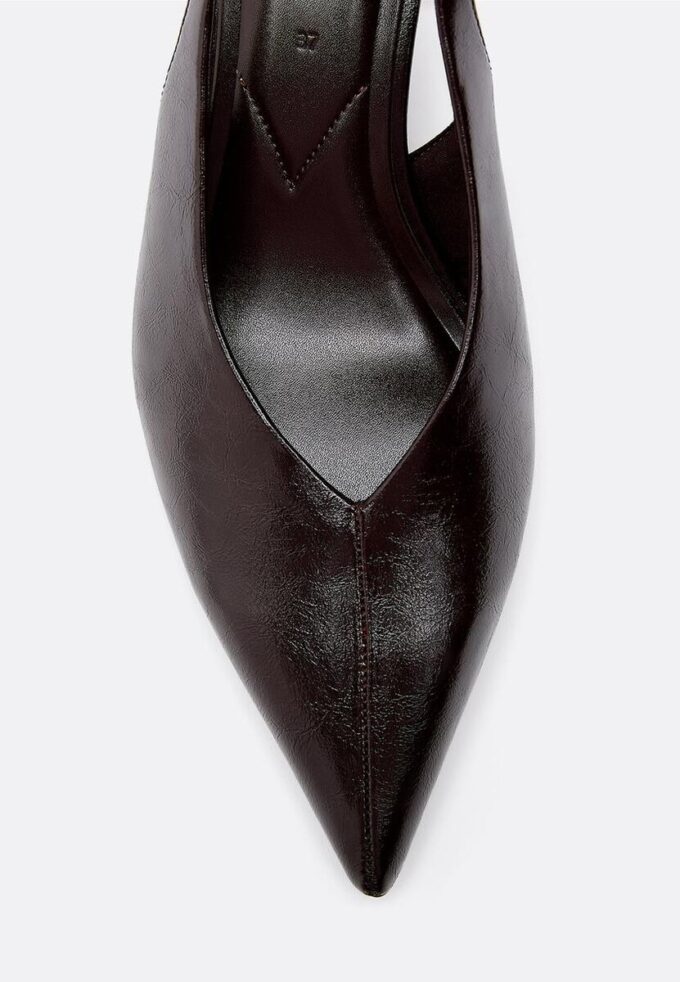 Schoenen met V-hals en kittenhakken