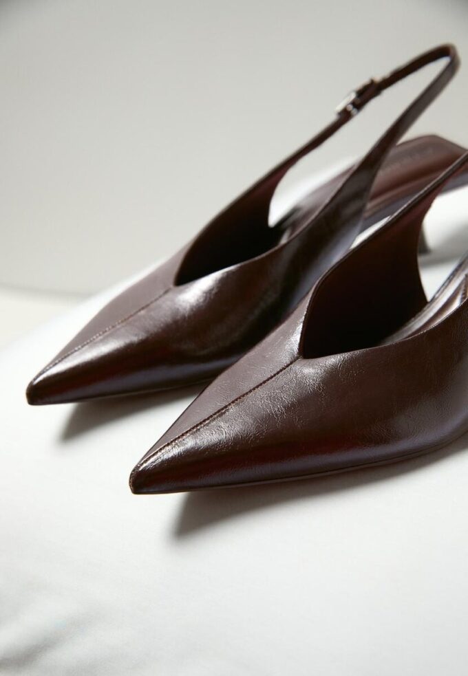 Schoenen met V-hals en kittenhakken