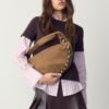 Schoudertas van imitatiesuède met studs
