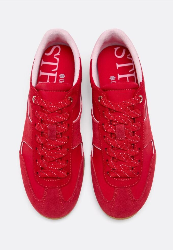 Sneakers met platte zool en details van leer