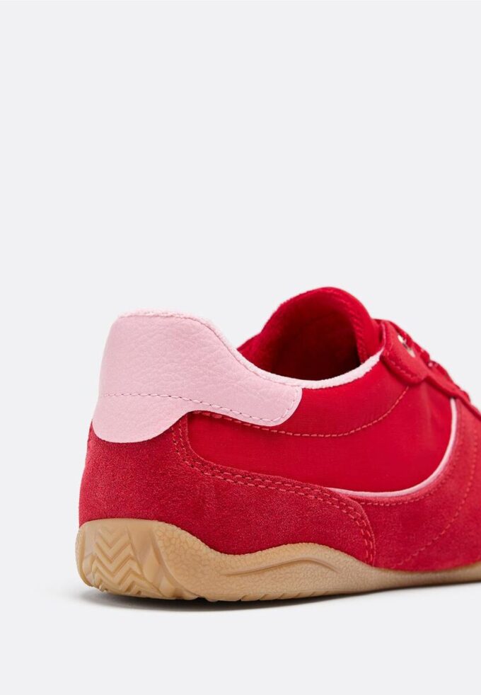 Sneakers met platte zool en details van leer
