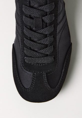 Sneakers met satijnglans en dunne zool