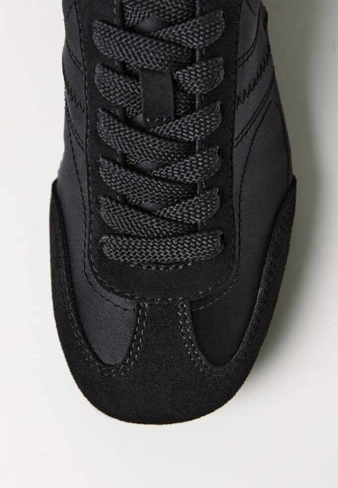 Sneakers met satijnglans en dunne zool