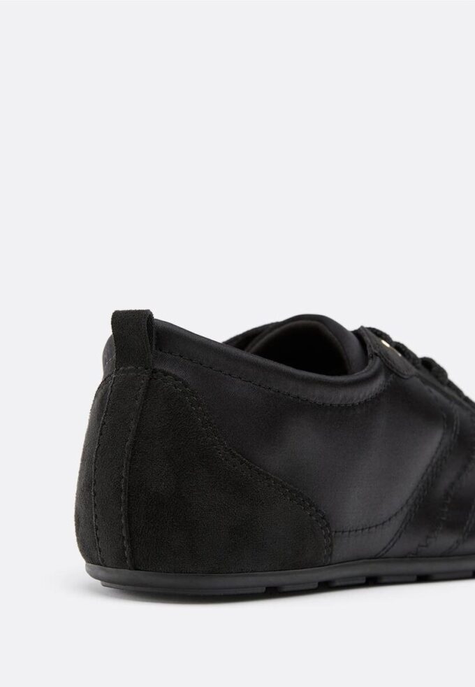 Sneakers met satijnglans en dunne zool