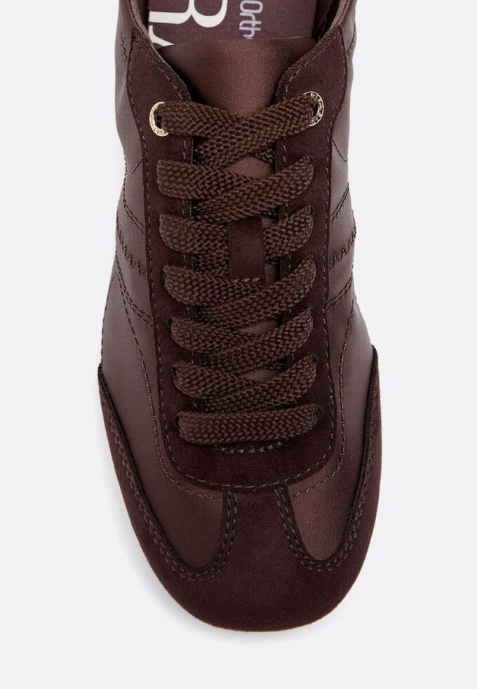 Sneakers met satijnglans en dunne zool