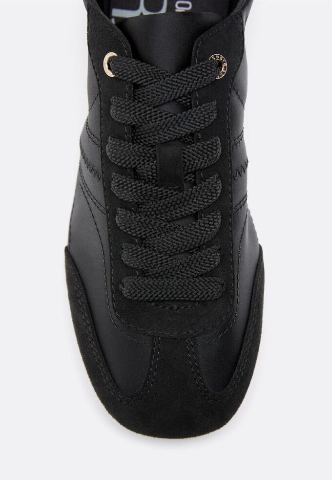 Sneakers met satijnglans en dunne zool