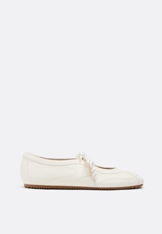 sneakers met strik en platte zool 1 330x477 - Sneakers met strik en platte zool