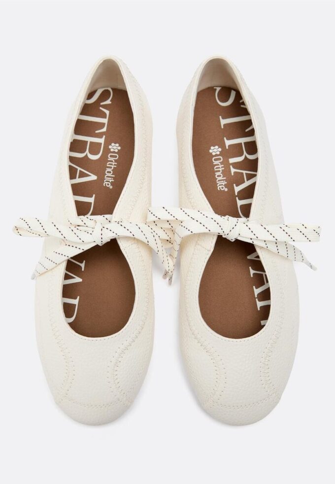 Sneakers met strik en platte zool
