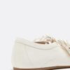 Sneakers met strik en platte zool