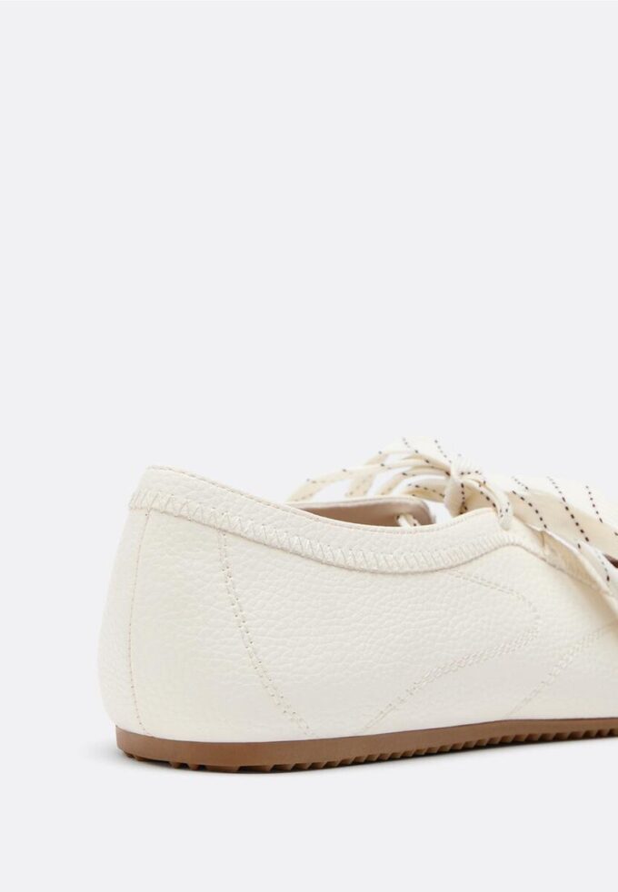 Sneakers met strik en platte zool