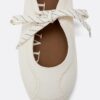 Sneakers met strik en platte zool