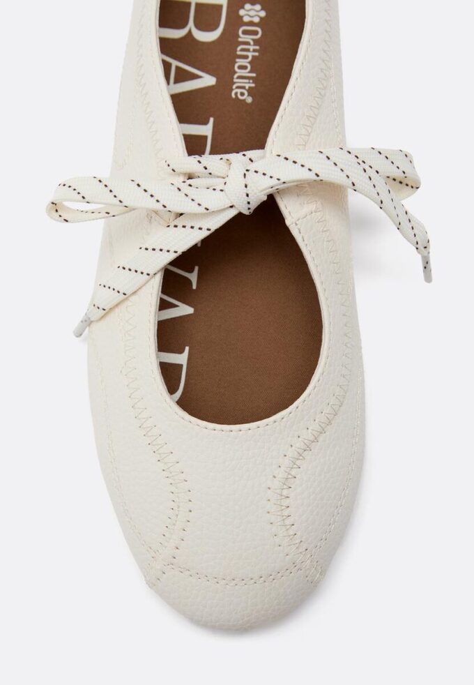 Sneakers met strik en platte zool