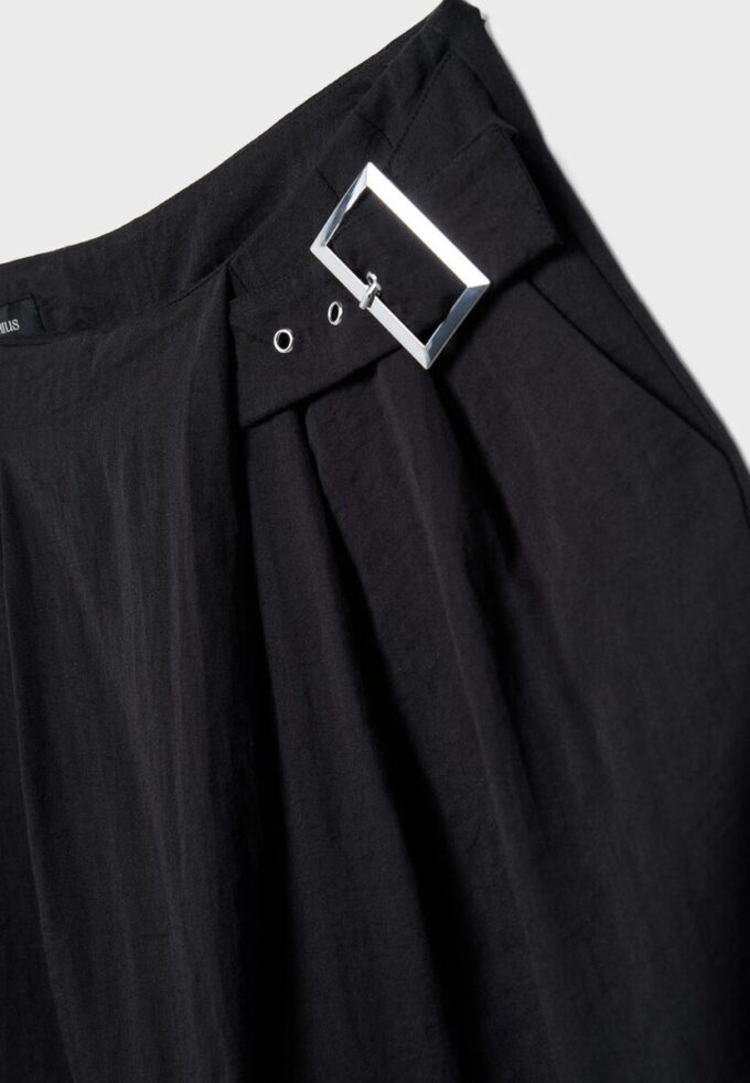 Soepelvallende broek met gesp Soepelvallende broek met gesp