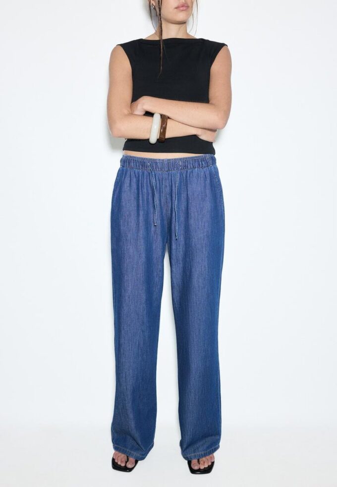 Soepelvallende denim broek met trekkoord Soepelvallende denim broek met trekkoord
