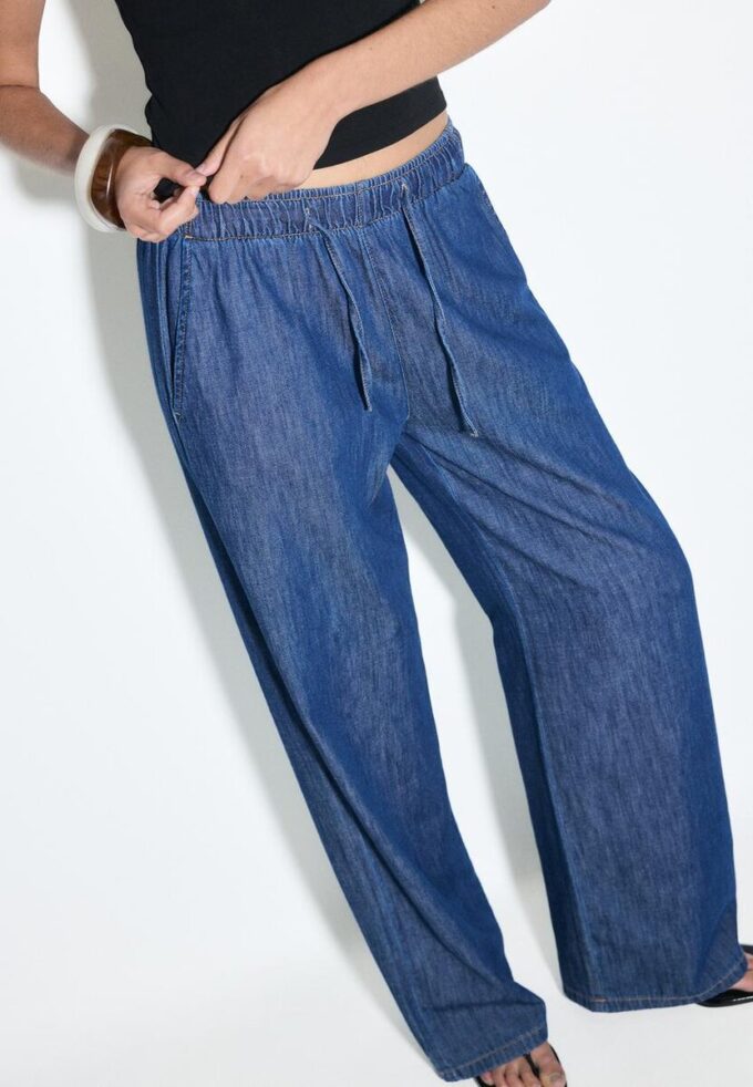 Soepelvallende denim broek met trekkoord Soepelvallende denim broek met trekkoord