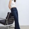 Soepelvallende, rechte broek met riem Soepelvallende, rechte broek met riem