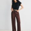 Soepelvallende, rechte broek met riem Soepelvallende, rechte broek met riem