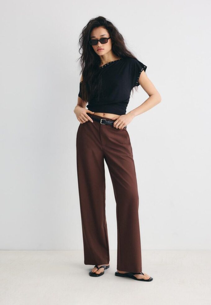 Soepelvallende, rechte broek met riem Soepelvallende, rechte broek met riem
