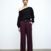 Soepelvallende, rechte broek met riem Soepelvallende, rechte broek met riem