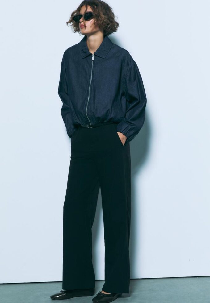 Soepelvallende, rechte broek met riem Soepelvallende, rechte broek met riem