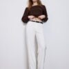 Soepelvallende, rechte broek met riem Soepelvallende, rechte broek met riem