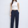 Soepelvallende, rechte broek met riem Soepelvallende, rechte broek met riem