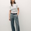 Soepelvallende, rechte broek met riem Soepelvallende, rechte broek met riem