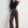 Soepelvallende, rechte broek met riem Soepelvallende, rechte broek met riem
