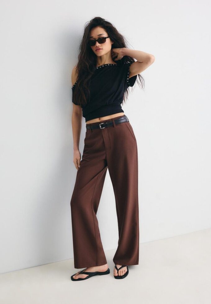 Soepelvallende, rechte broek met riem Soepelvallende, rechte broek met riem