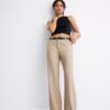 Soepelvallende, rechte broek met riem Soepelvallende, rechte broek met riem