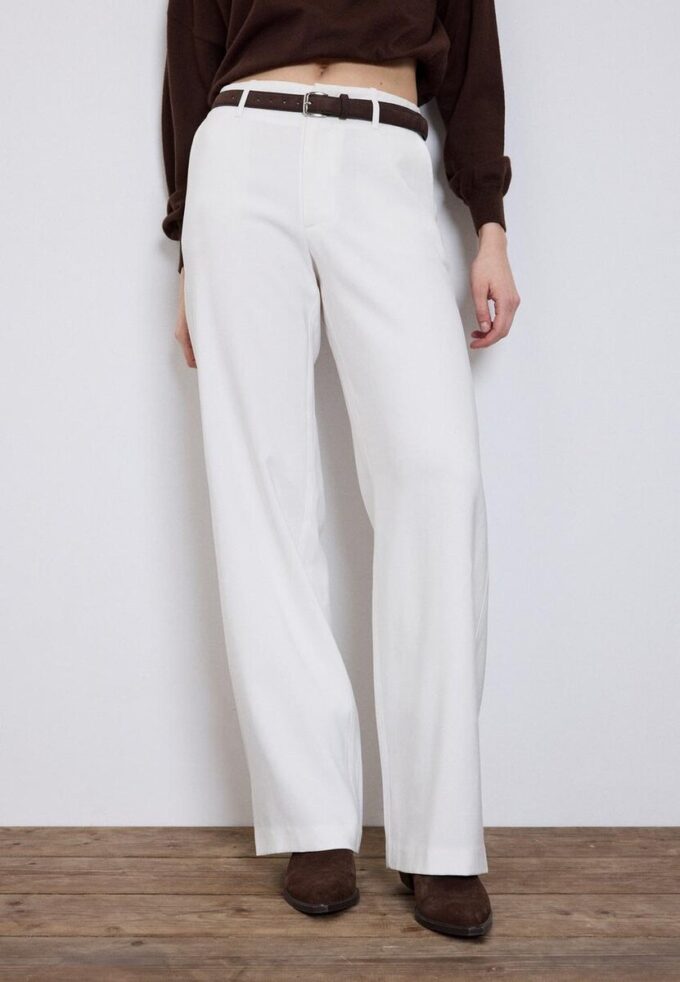 Soepelvallende, rechte broek met riem Soepelvallende, rechte broek met riem