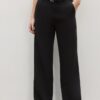 Soepelvallende, rechte broek met riem Soepelvallende, rechte broek met riem