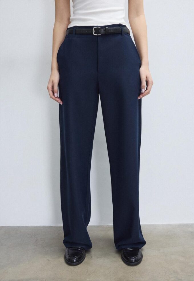 Soepelvallende, rechte broek met riem Soepelvallende, rechte broek met riem
