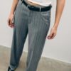 Soepelvallende, rechte broek met riem Soepelvallende, rechte broek met riem