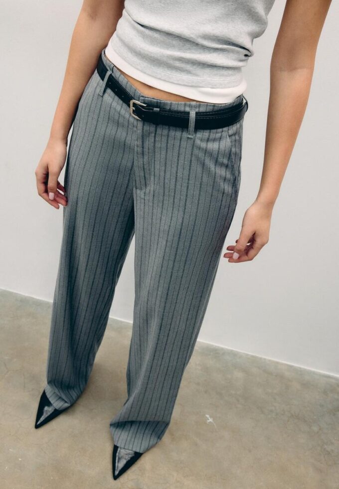 Soepelvallende, rechte broek met riem Soepelvallende, rechte broek met riem
