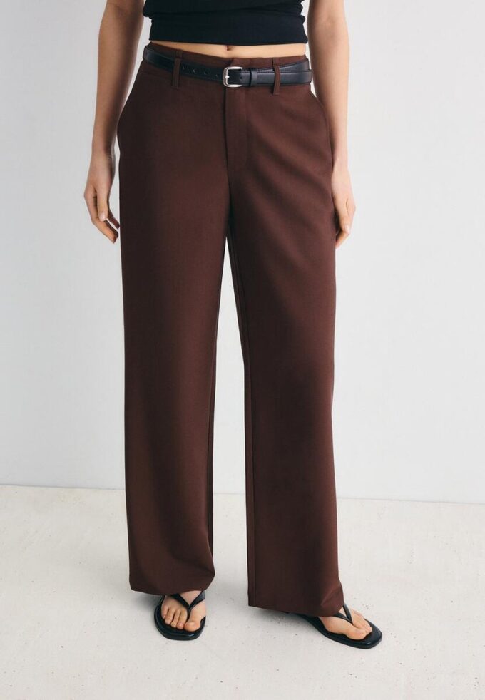 Soepelvallende, rechte broek met riem Soepelvallende, rechte broek met riem