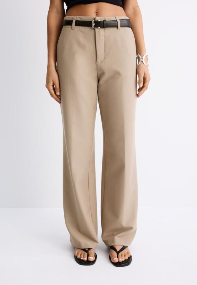 Soepelvallende, rechte broek met riem Soepelvallende, rechte broek met riem