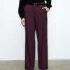 Soepelvallende, rechte broek met riem Soepelvallende, rechte broek met riem