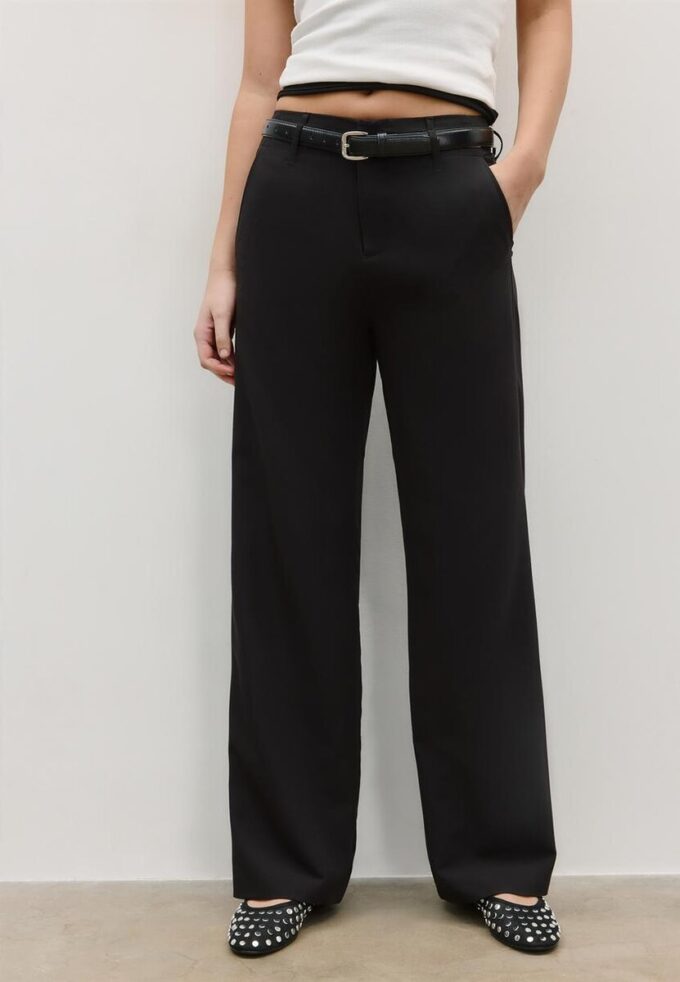 Soepelvallende, rechte broek met riem Soepelvallende, rechte broek met riem