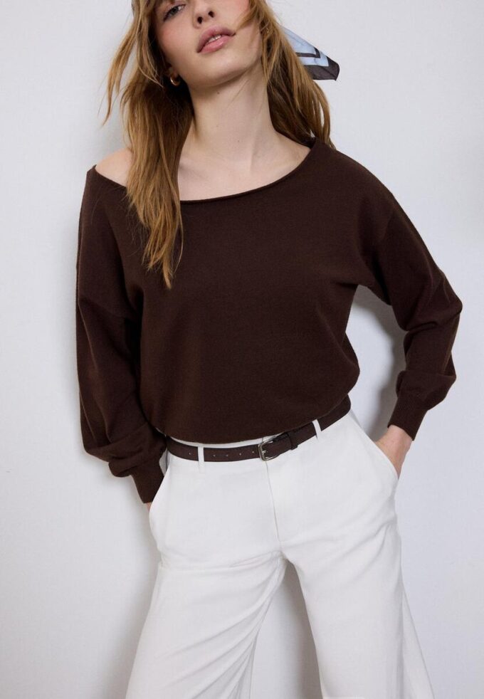Soepelvallende, rechte broek met riem Soepelvallende, rechte broek met riem