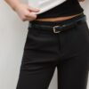 Soepelvallende, rechte broek met riem Soepelvallende, rechte broek met riem