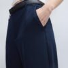 Soepelvallende, rechte broek met riem Soepelvallende, rechte broek met riem
