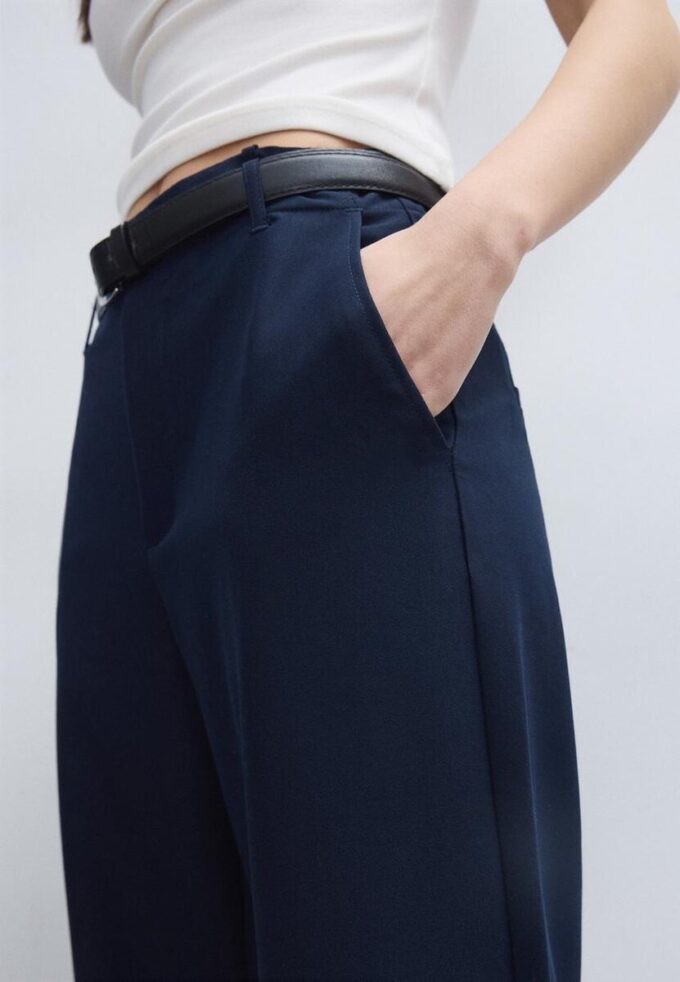 Soepelvallende, rechte broek met riem Soepelvallende, rechte broek met riem