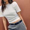 Soepelvallende, rechte broek met riem Soepelvallende, rechte broek met riem