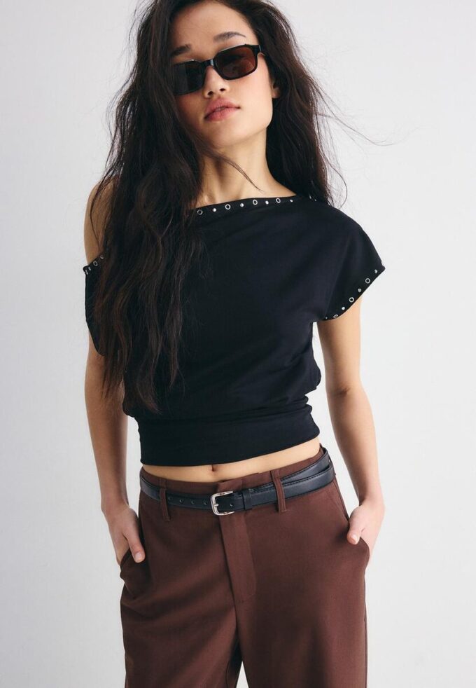Soepelvallende, rechte broek met riem Soepelvallende, rechte broek met riem