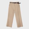 Soepelvallende, rechte broek met riem Soepelvallende, rechte broek met riem