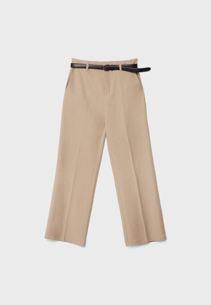 Soepelvallende, rechte broek met riem Soepelvallende, rechte broek met riem