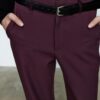 Soepelvallende, rechte broek met riem Soepelvallende, rechte broek met riem