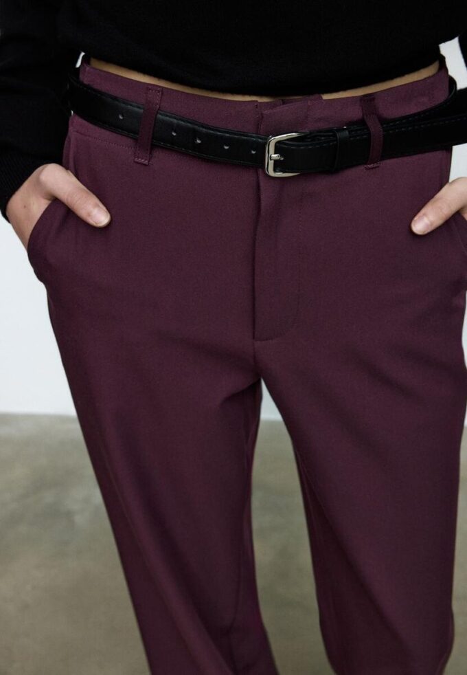 Soepelvallende, rechte broek met riem Soepelvallende, rechte broek met riem